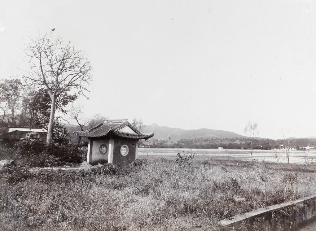 A small viewing pavilion, West Lake (西湖), Hangzhou (杭州)