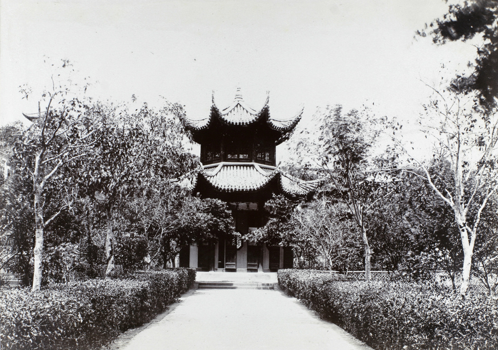 A pavilion and garden, West Lake (西湖), Hangzhou (杭州)