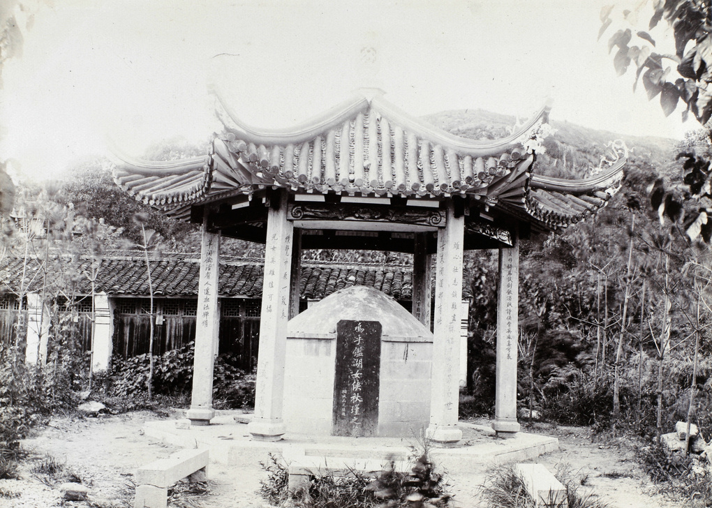 Grave of Qiu Jin (秋瑾), revolutionary, feminist and writer, at West Lake (西湖), Hangzhou (杭州)