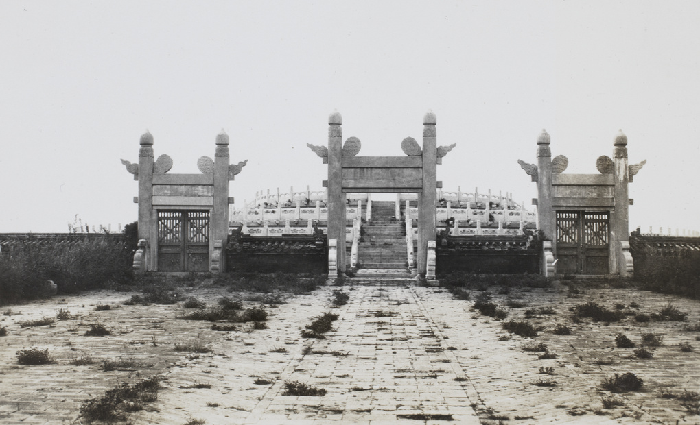 Marbel gate and Yuanqiu (圜丘) behind, Temple of Heaven, Beijing 