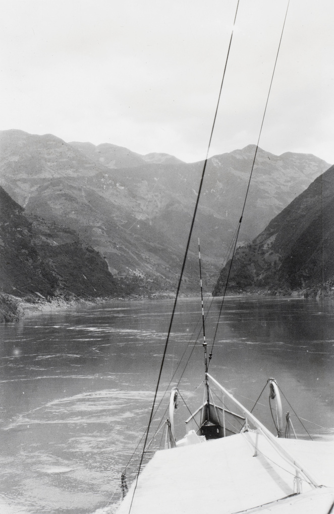 Bow view of Yangtze Gorges