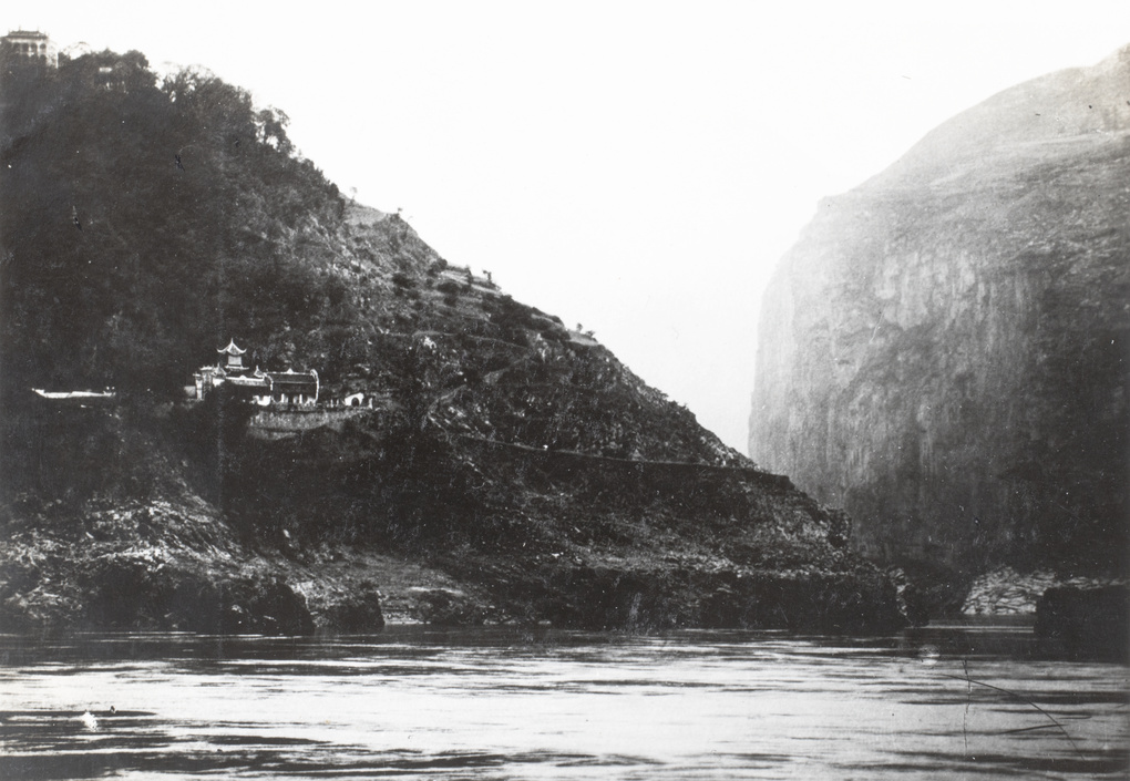A temple and building on the bank of Yangtze