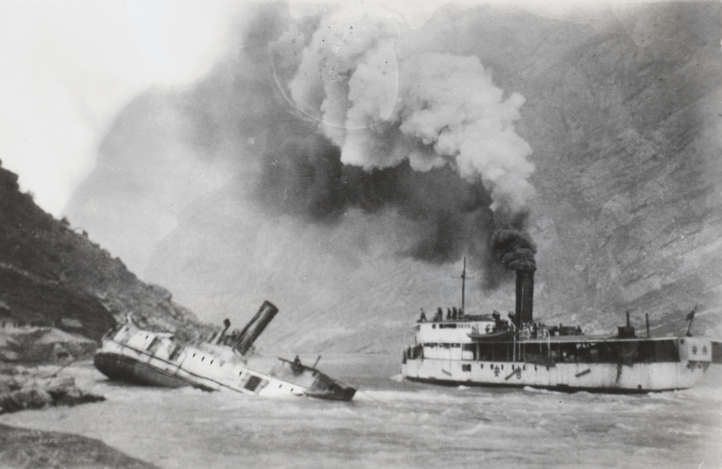 Steamer passing by the wreck of another ship, Yangtze River