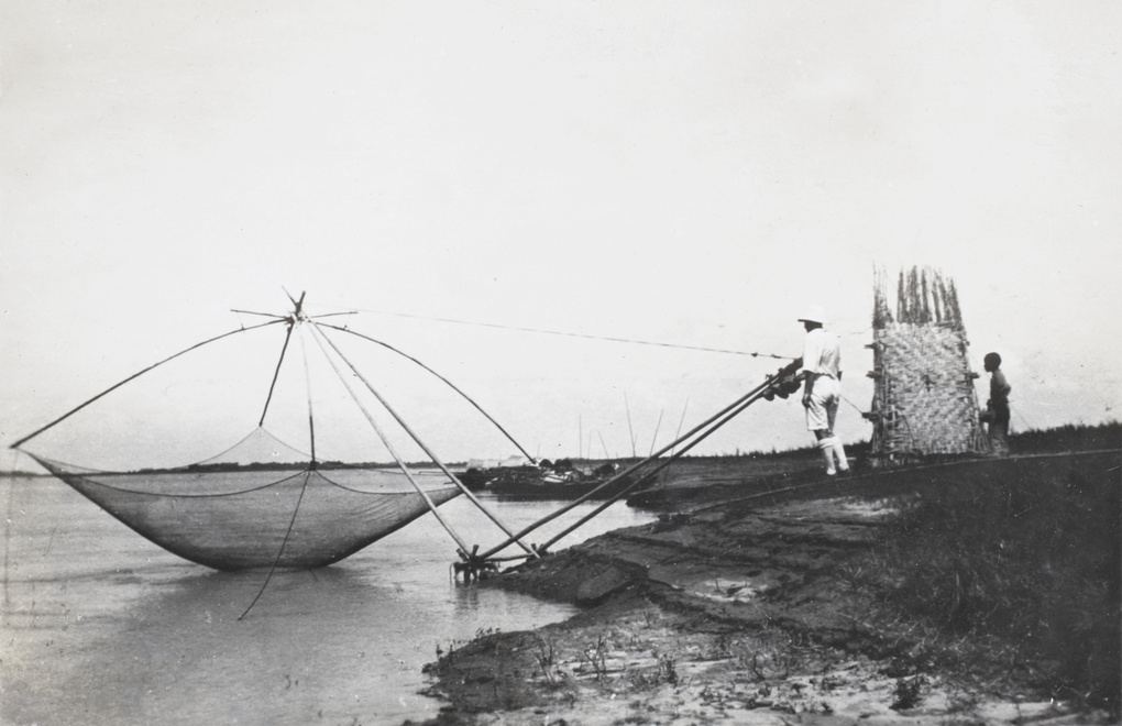 Fishing on the bank of the Yangtze River