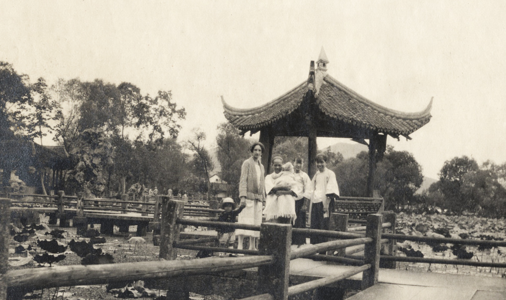 Lily Crellin, with Cecil Crellin and Chinese women, on a zigzag bridge, Hangchow