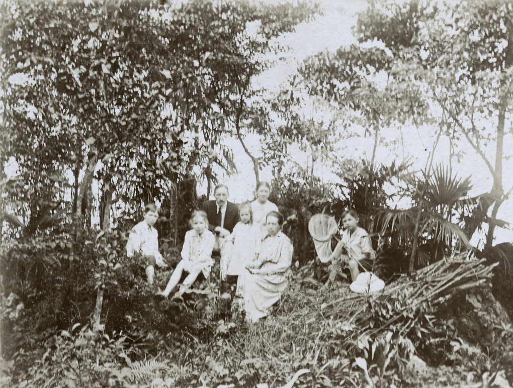 The Elliott family near their bungalow on Mount Omei | Historical ...