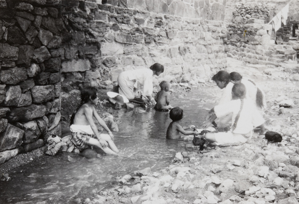 Women washing clothes in a stream, Weihai (威海)