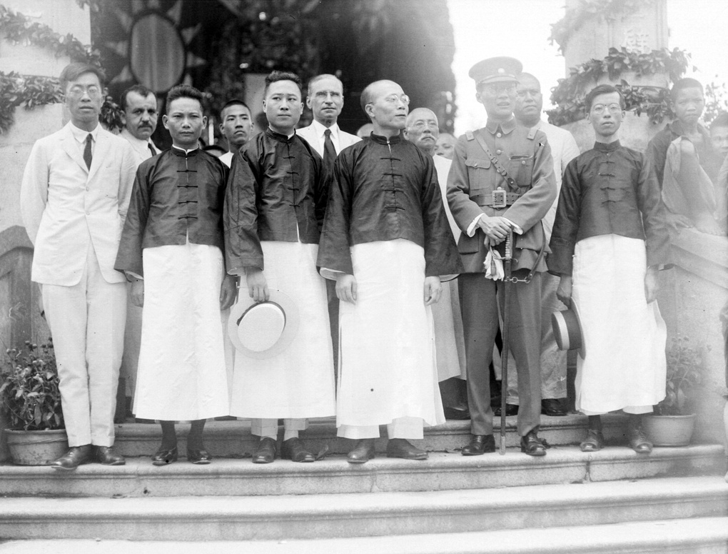 A group of Chinese officials and foreign visitors at a memorial event for Sun Yat-sen, July 1925