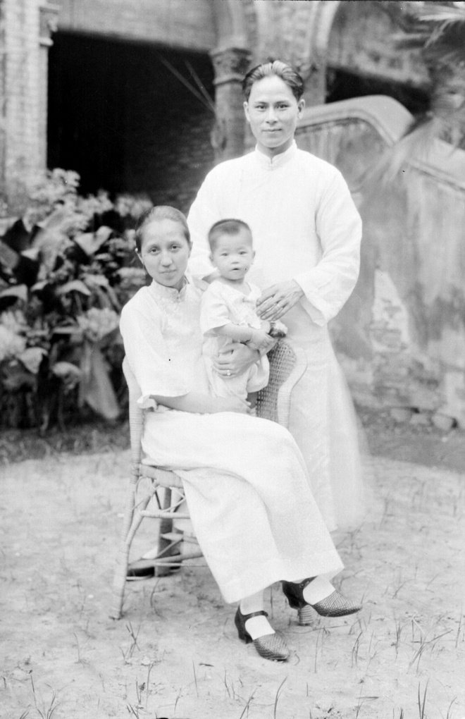An unidentified couple, with a child