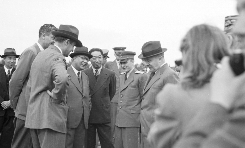 A group (including Fu Bingchang, Hu Shize and Molotov) at an airfield, Moscow, to greet T.V. Soong
