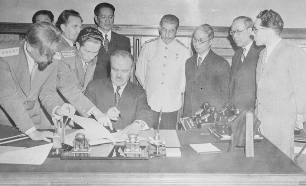 Molotov signing Sino-Soviet Treaty, Moscow, 14 August 1945