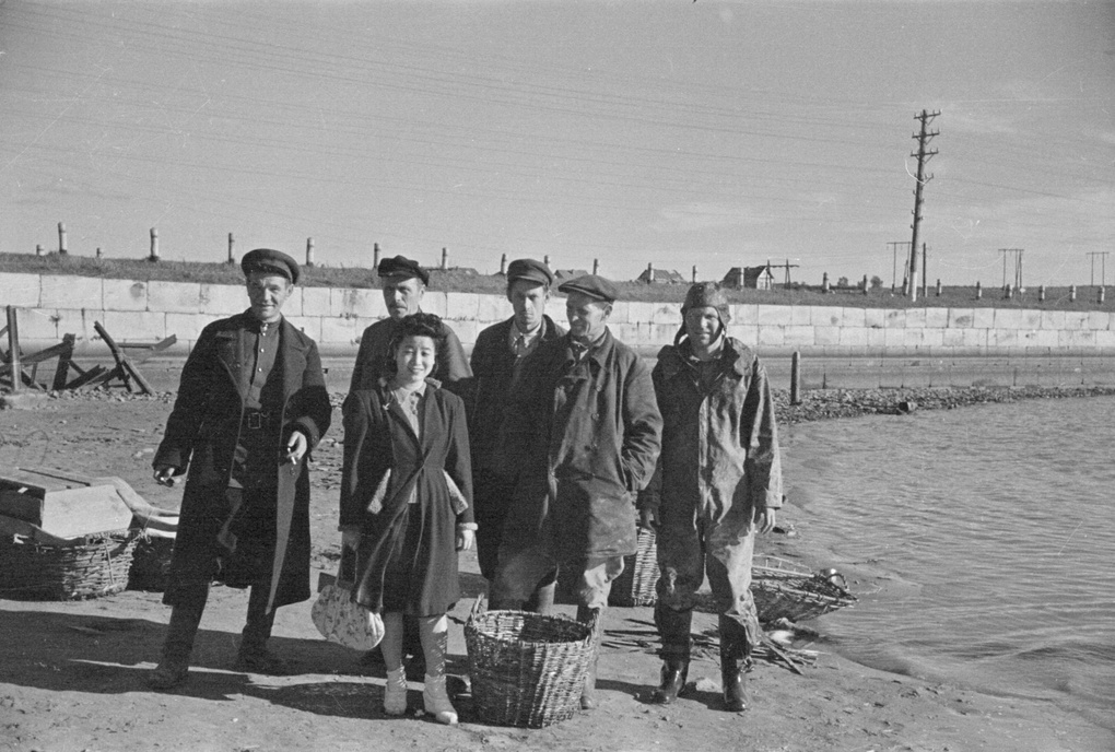 Hu Jibang (胡济邦) and group of men in village near Zaritzina, U.S.S.R.