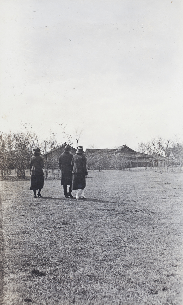 John Piry with two unidentified young women, Jessfield Park, Shanghai