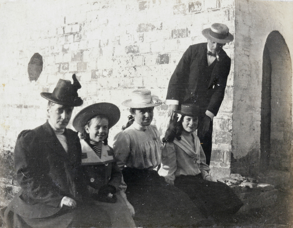 An outing on Kiukiang city wall, 1901