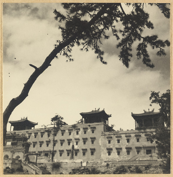 South facade of Da hong tai with three pavilions on the roof at Xu mi fu shou miao
