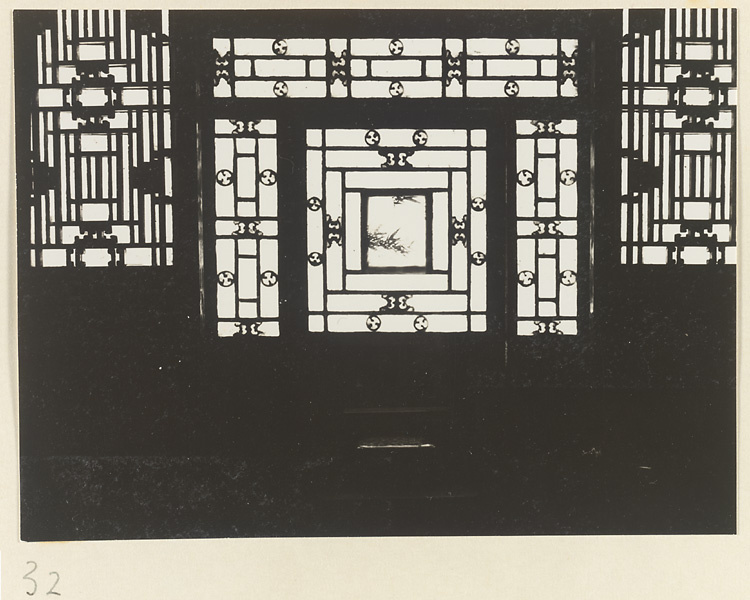 Temple interior at Xi yu si showing a partition with latticework