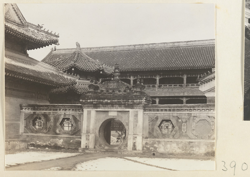 Moon gate and flanking walls with octagonal windows at Wan shou si