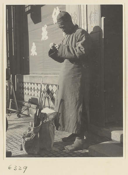 Itinerant vendor with bag of tobacco pipes