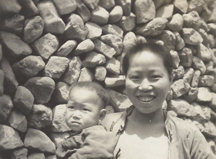 Woman and child next to a stone wall on Miaofeng Mountain