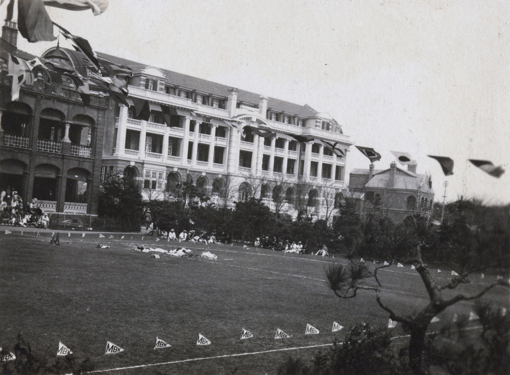A sports event at the grounds of Mitsui & Co., Ltd. (三井物産) company buildings, Shanghai (上海)