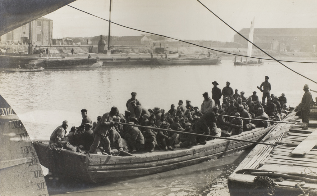 Emigrant families from China on a barge by the S.S. Huichow, Tianjin (天津)