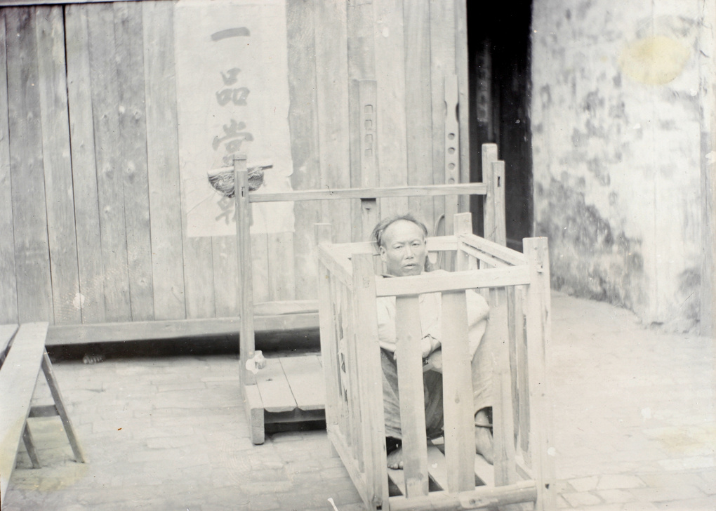 The alleged flag bearer at the ‘Kucheng massacre’ in a cage for transporting to the execution ground, Gutian