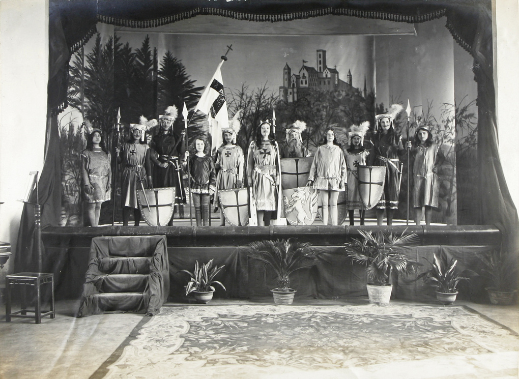 A childrens' theatrical production relating to English knights