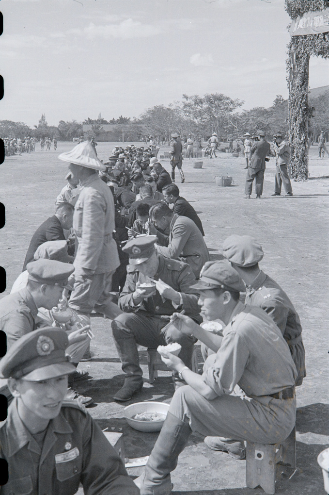 National Army soldiers and officers eating