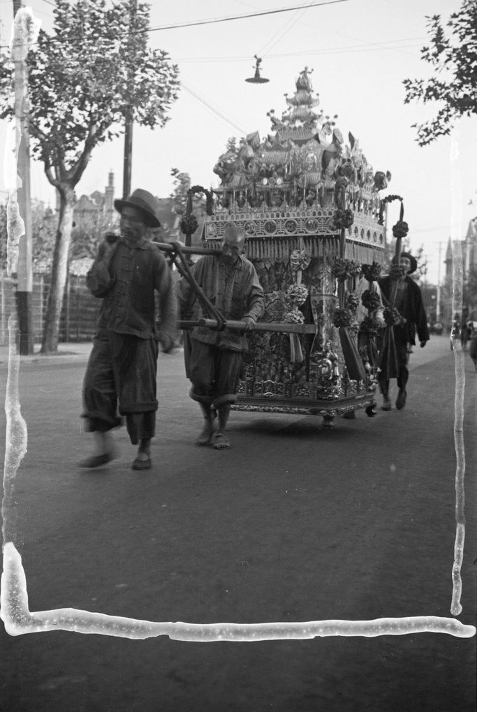 Delivery of a palanquin for a wedding, with bearers, Shanghai