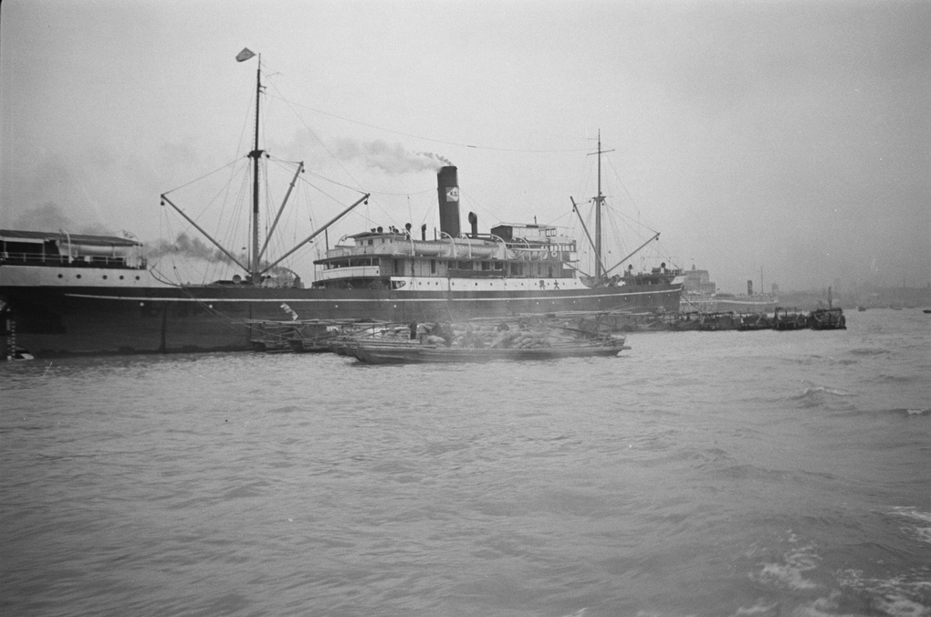 Freighter (MICHAEL JEBSEN?) and barges, Shanghai
