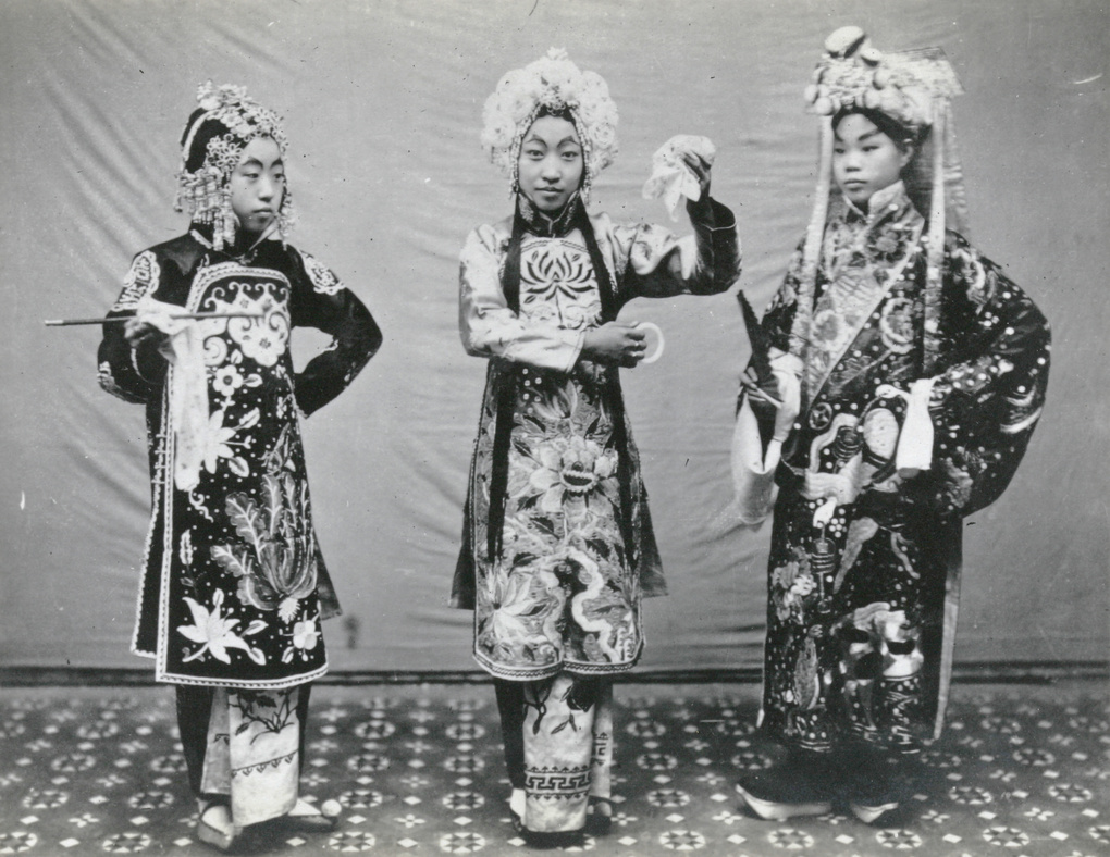 Mei Lanfang (centre) in the opera 'Picking up the the Jade Bracelet'