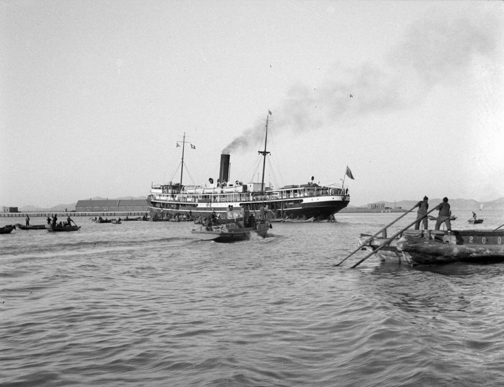 Steamer and river traffic, Chefoo, 1934
