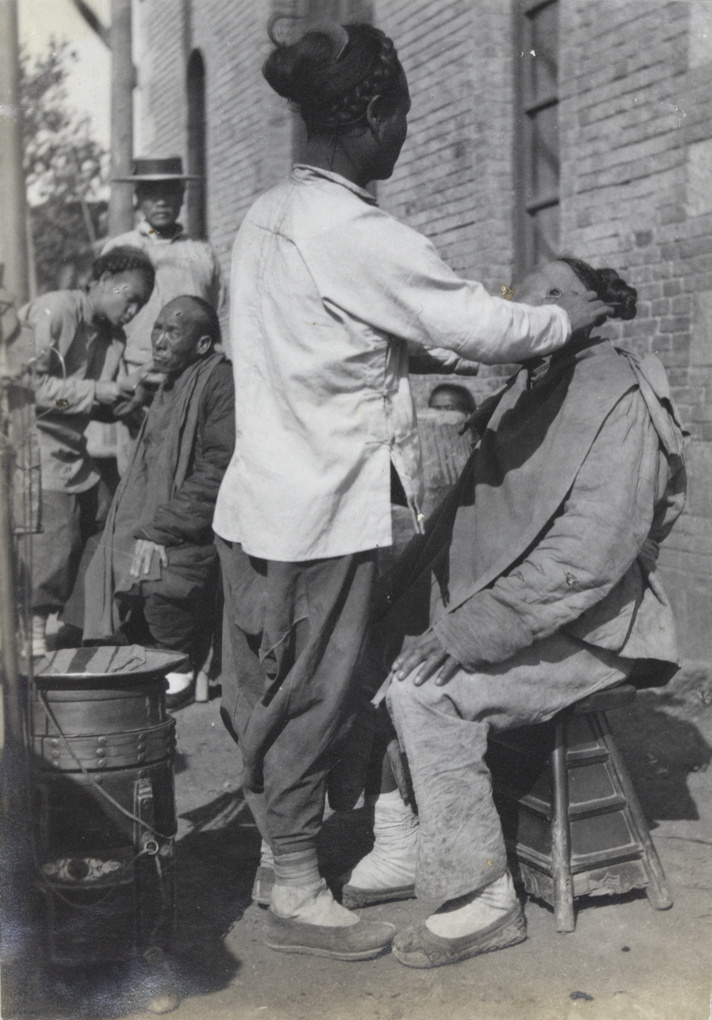 Barbers and customers, Peking