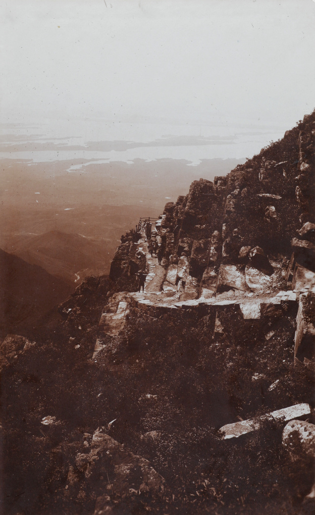 Porters on a mountain path, near Kuling