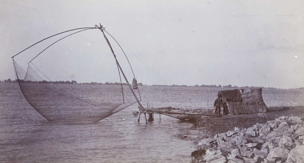 Drop net fishing in the Yangzi River