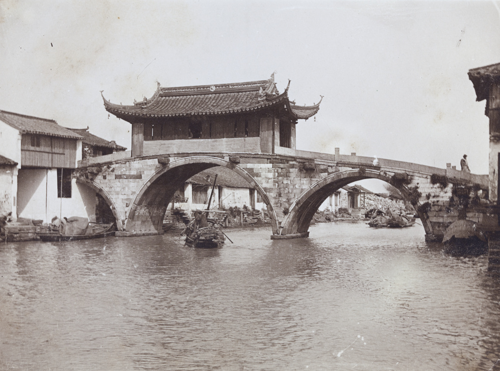 The ‘Pavilion Bridge’, with toll house, near Mudu, near Suzhou (苏州)