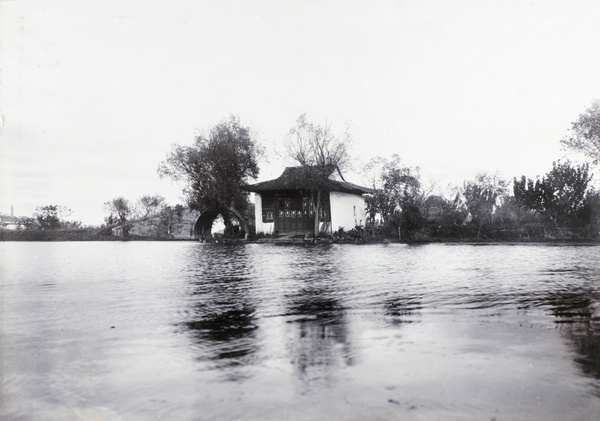 A lakeside pavilion and bridge (花港觀魚), West Lake (西湖), Hangzhou (杭州)