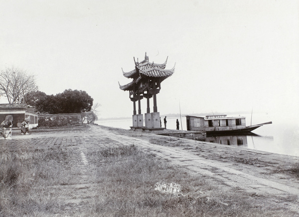 Lakeside pailou at a former temporary imperial residence or detached palace (前清行宫) on Solitary Hill Island, West Lake (西湖), Hangzhou (杭州)