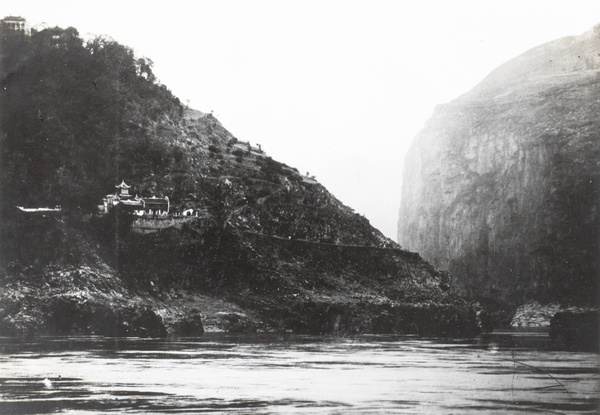 A temple and building on the bank of Yangtze