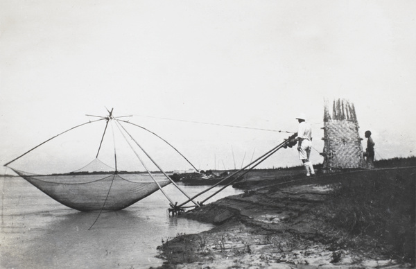 Fishing on the bank of the Yangtze River