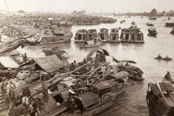 Rows of Flower Boats (floating brothels) and Pearl River (珠江) traffic, Canton (广州)