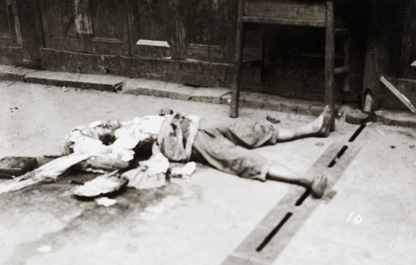 A corpse on the pavement, Hankow