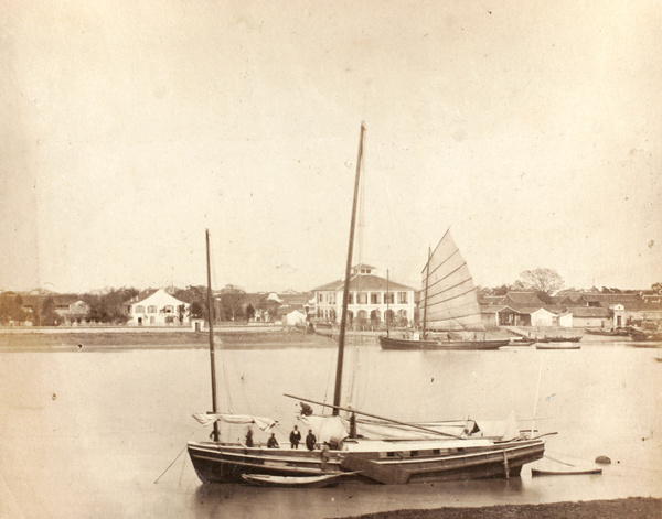 Houseboat, river and Customs Commissioner's House (海关公馆), Ningbo