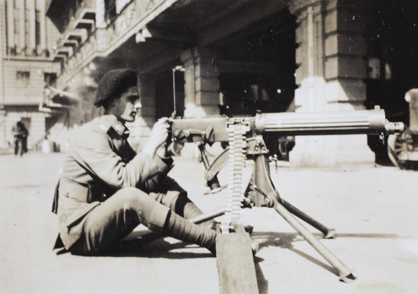 Jack Ephgrave with machine gun, Shanghai, 1932