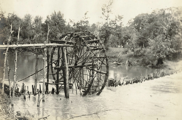 Shan automatic waterwheel and weir