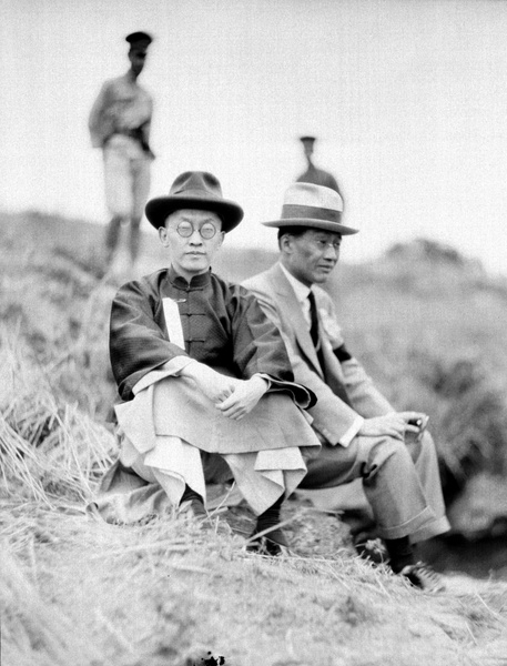 Two men, including Hu Hanmin, Tangshan Hot Springs, Nanking