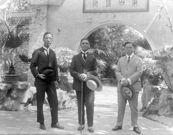 Young Fu Bingchang, with a foreigner and Sun Ke, at Jardim de Lou Lim Ioc (盧廉若公園), Macau