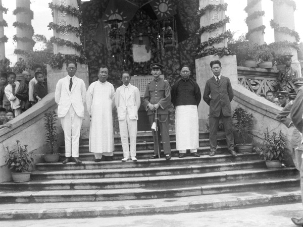 A group including Sun Ke and Liao Zhongkai at a memorial event for Sun Yat-sen, 1925