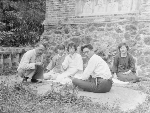 T.V. Soong, Eugene Chen, Zhang Yunying and two more women having a picnic