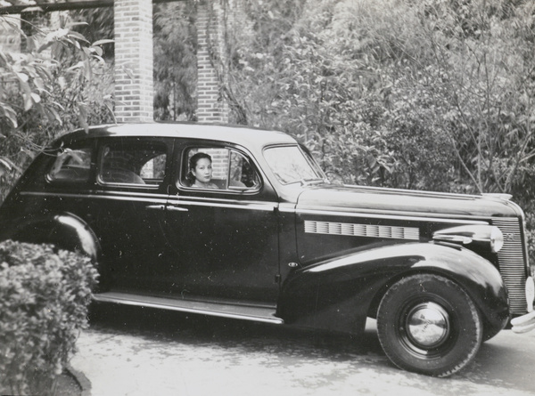 Lan Yezhen (Marjy Lam) in a car, Chungking, 1938